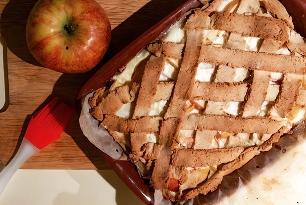 Диетическая яблочная шарлотка с творогом