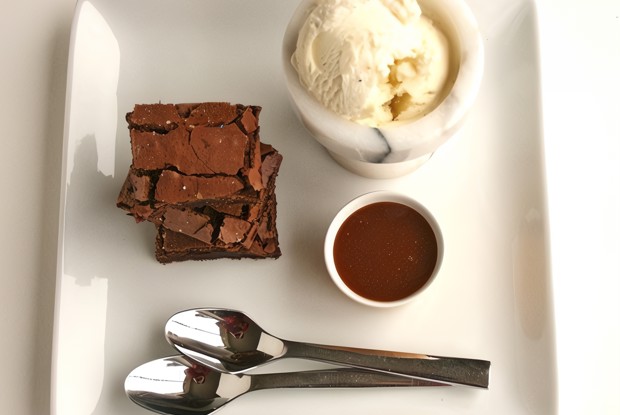 Ванильный брауни с грецкими орехами и темным шоколадом