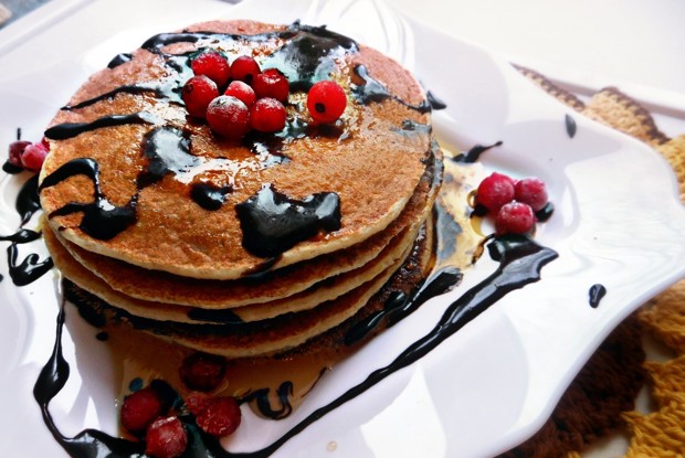 Диетические панкейки без сахара с шоколадным соусом