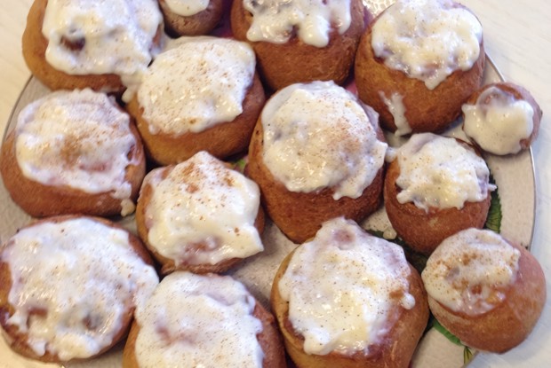 Диетические творожные булочки с изюмом и корицей