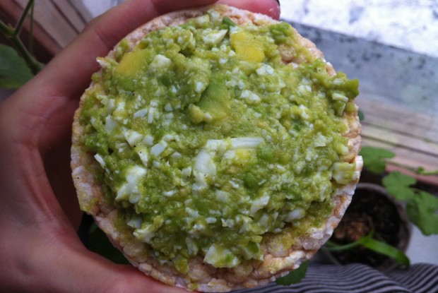 Диетический паштет с авокадо и яйцом