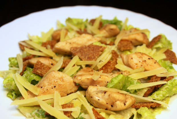 Диетический салат «Цезарь» с йогуртово-горчичной заправкой