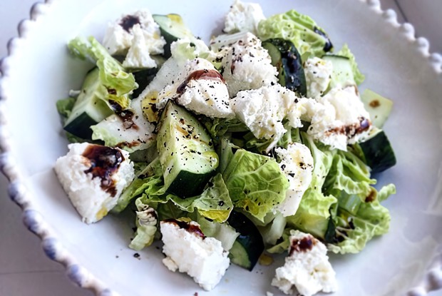 Диетический салат из огурца, китайской капусты и творога