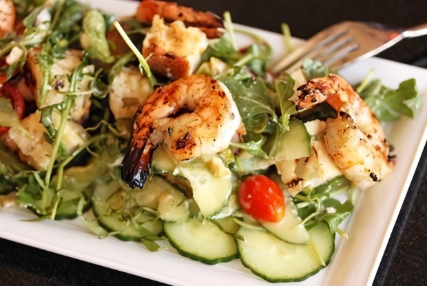 Диетический салат с креветками и авокадо