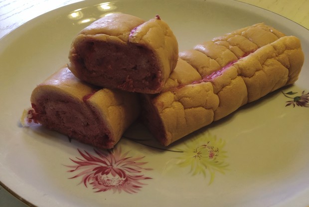 Диетический бисквитный рулет с малиновой начинкой