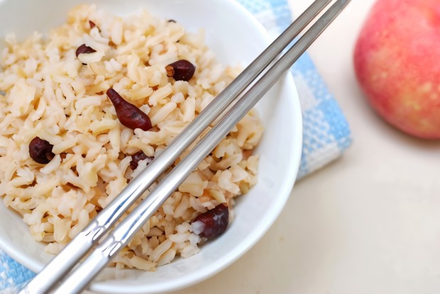 Дикий рис с красным луком