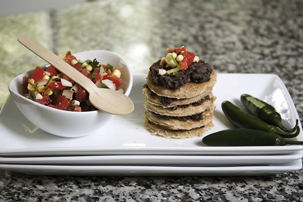 Дип из черной фасоли и сальсы