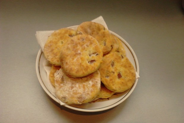 Домашнее печенье с беконом и сыром