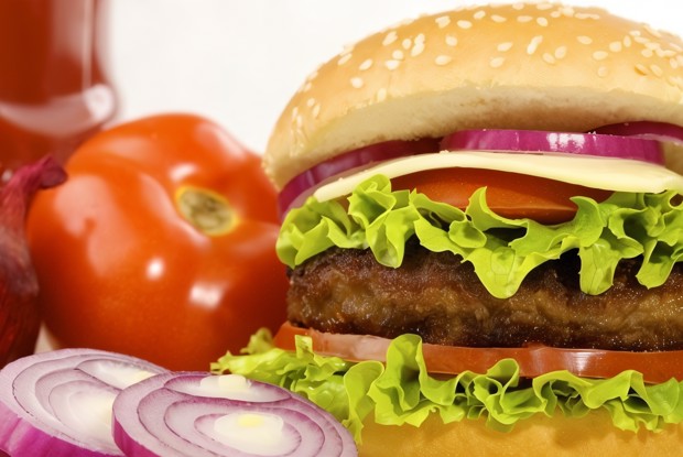 Домашние чизбургер с овощами