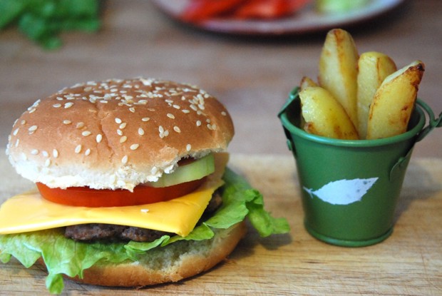 Домашние чизбургеры с солеными огурцами