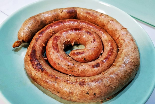 Домашние колбаски со сливками и чесноком