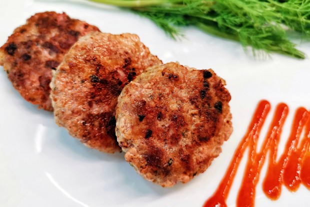 Домашние котлеты с чесноком и базиликом