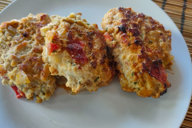 Домашние котлеты с луком и помидорами