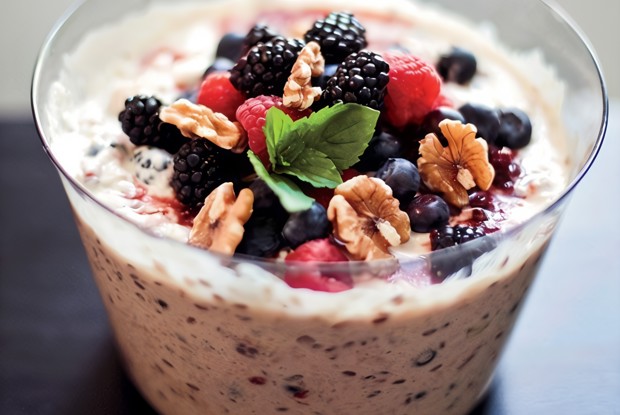 Домашние мюсли с фруктами, ягодами и орехами