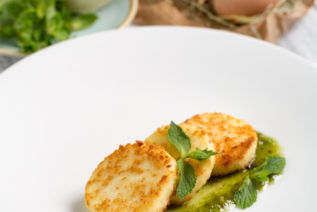 Домашние сырники с карамельным соусом