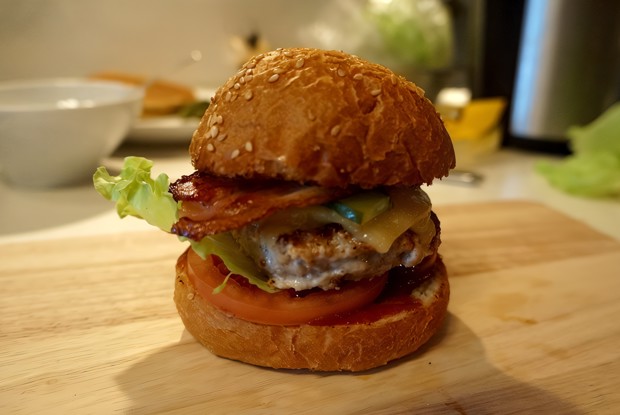 Домашний бургер с мясной котлетой и беконом