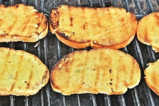 Домашний чесночный хлеб на гриле