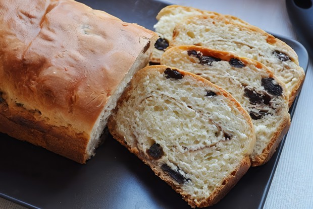 Домашний хлеб с изюмом и корицей