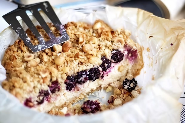 Домашний пирог с творожным кремом и ежевикой