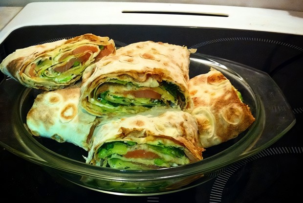 Домашний ролл с семгой и сыром