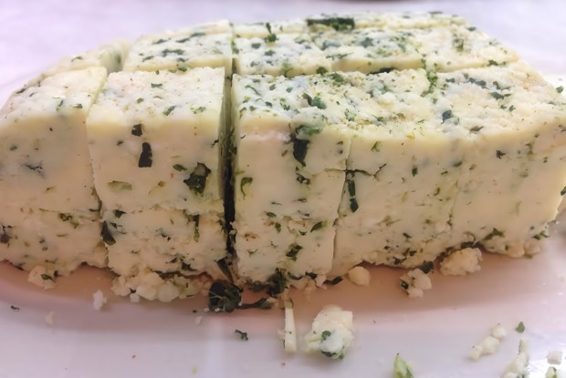 Домашний сыр на кефире с зеленью