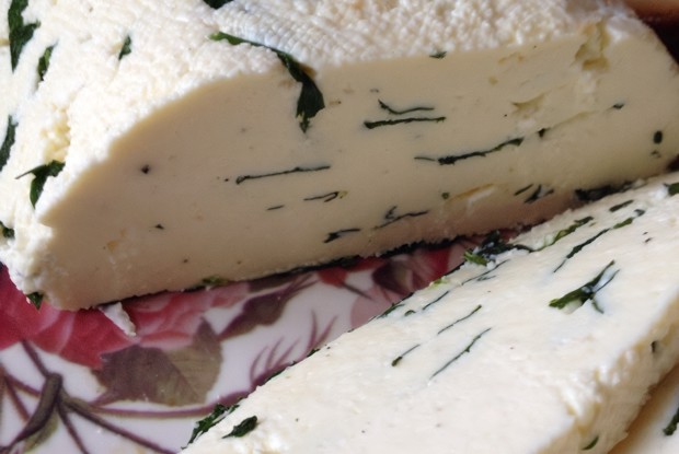 Домашний сыр с луком и тмином