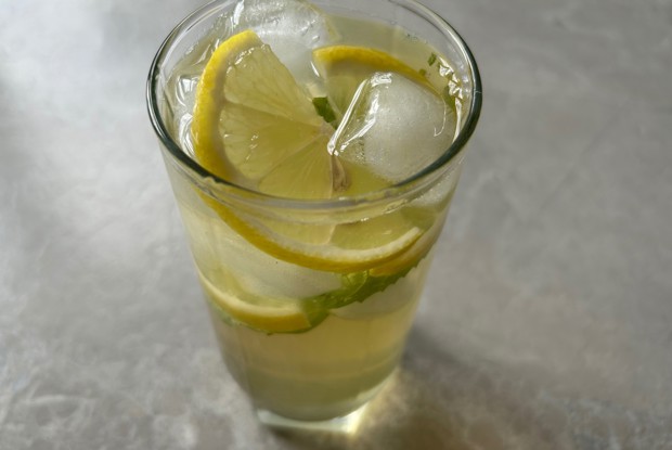 Домашний чай с лимоном и мятой