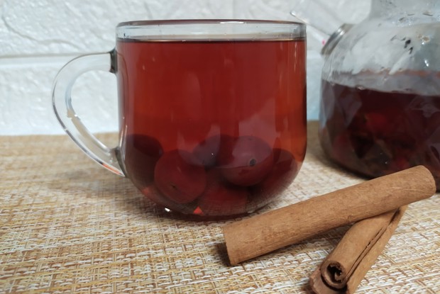 Домашний чай с вишней и пряностями