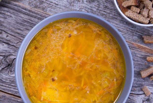 Домашний куриный суп с вермишелью и сельдереем