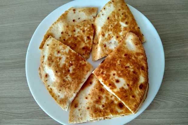 Домашняя кесадилья с курицей и сыром