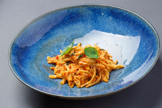 Домашняя паста чикателли с крабом и томатно-сливочным соусом