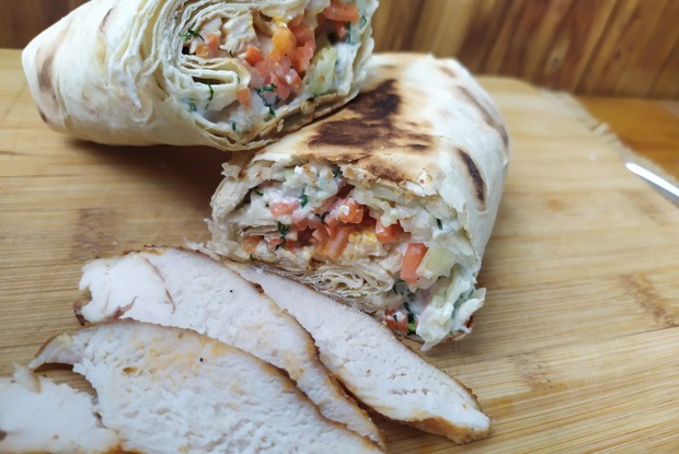 Домашняя шаурма с запеченной грудкой и йогуртовым соусом