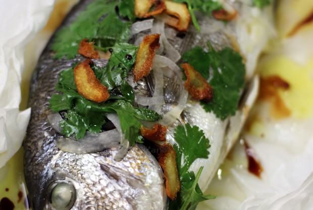 Дорада на пару с имбирным маслом и кинзой по-японски