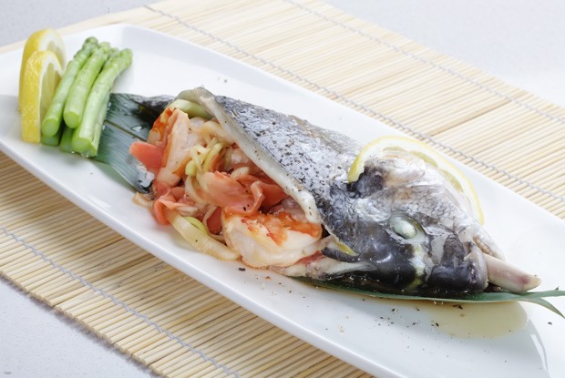 Дорада на пару с креветками и спаржей