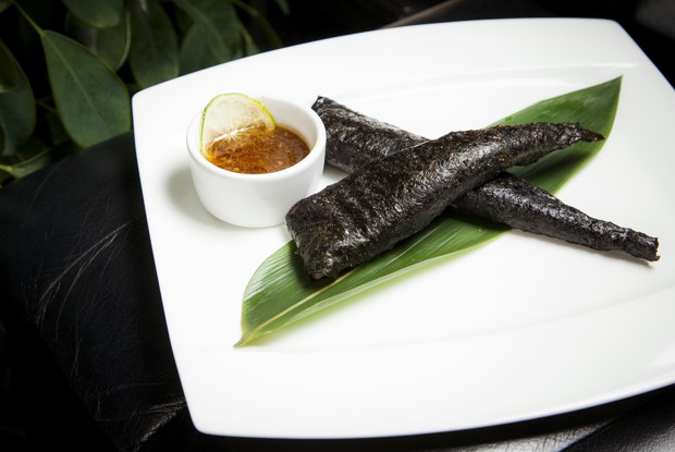 Дорада на пару в листьях нори