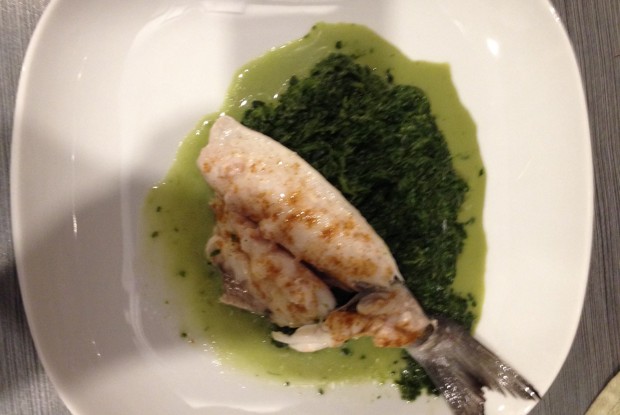 Дорада, припущенная в вине, на подушке из шпината со сливками