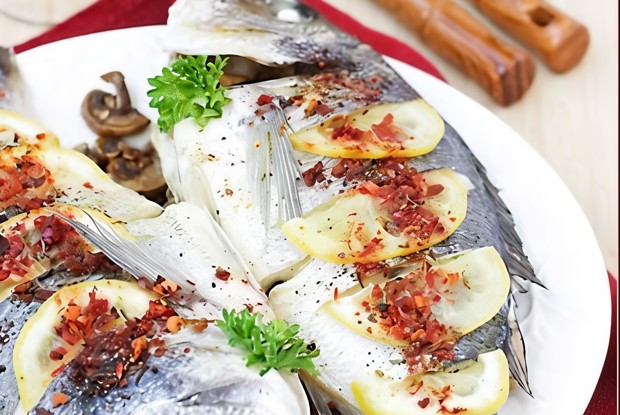 Дорада с грибами, приготовленная на пару