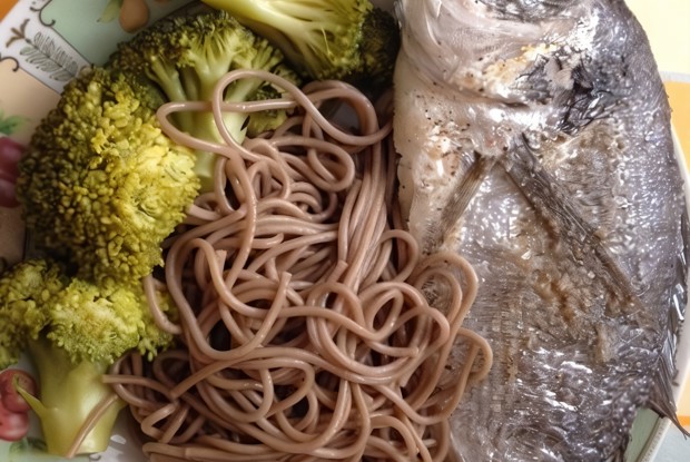 Дорада с лапшой соба и брокколи