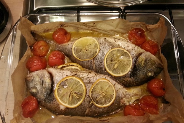 Дорада с травами в бумажном конверте