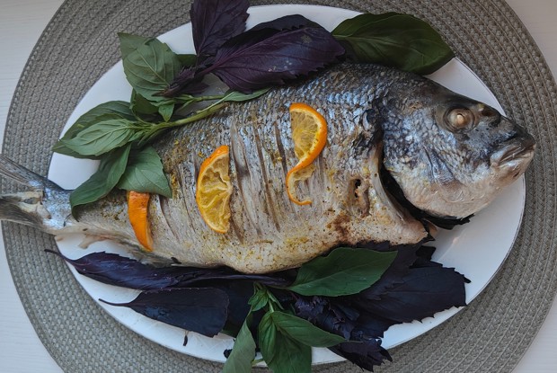 Дорада со свежим базиликом