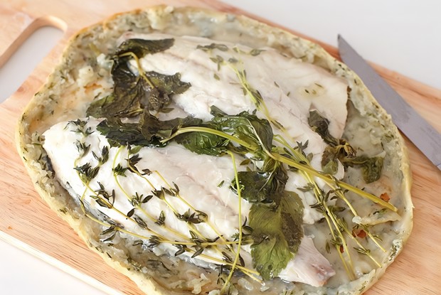 Дорада в тесте с мятой и тимьяном