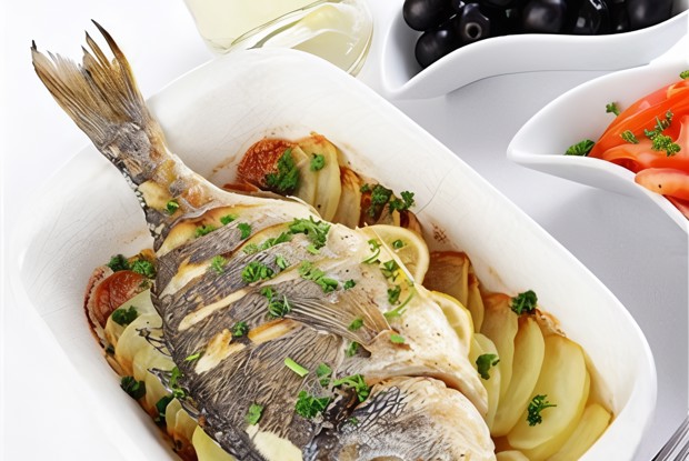 Дорада, запеченная с лимонным соком, петрушкой и сливочным маслом