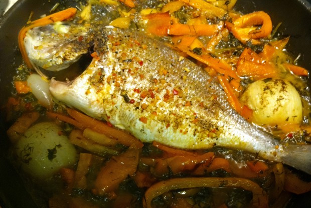 Дорада, запеченная с овощами
