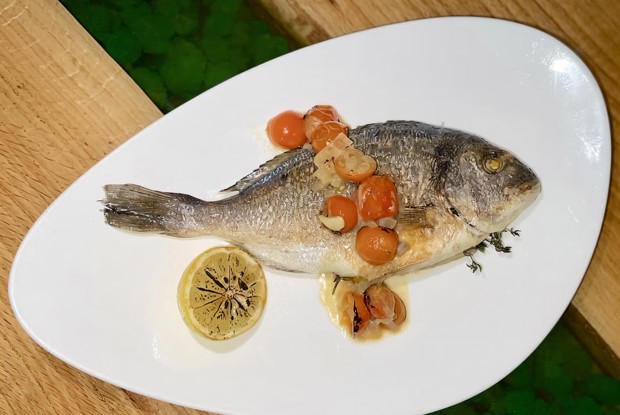 Дорада на гриле с травами