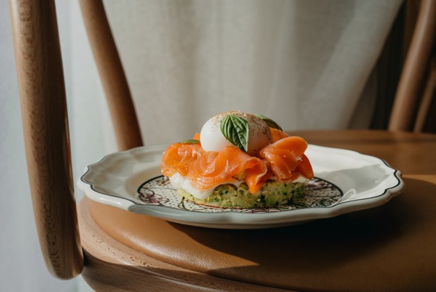 Драник из брокколи с лососем и яйцом