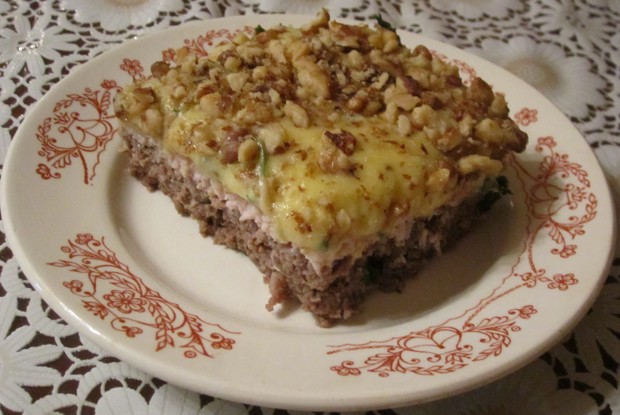 Двухслойная мясная запеканка с грецкими орехами