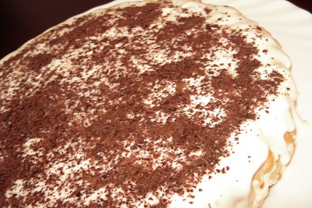 Двухслойный сметанный торт из крекеров с орехами