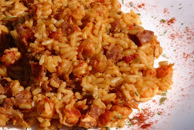 Джамбалайя  с копчеными колбасками и острым томатным соусом