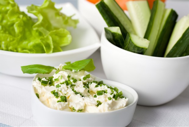 Египетский салат с сыром фета, мятой и укропом