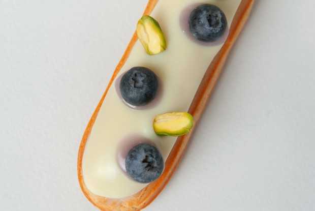 Эклер с черной смородиной